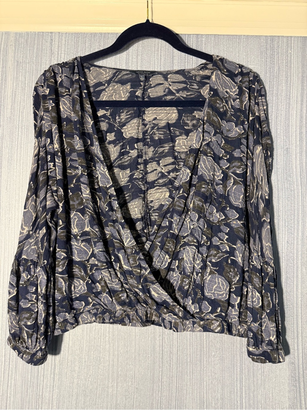 Lucky Brand Floral Surplice Blouse in Blue, Black, & white Size Large